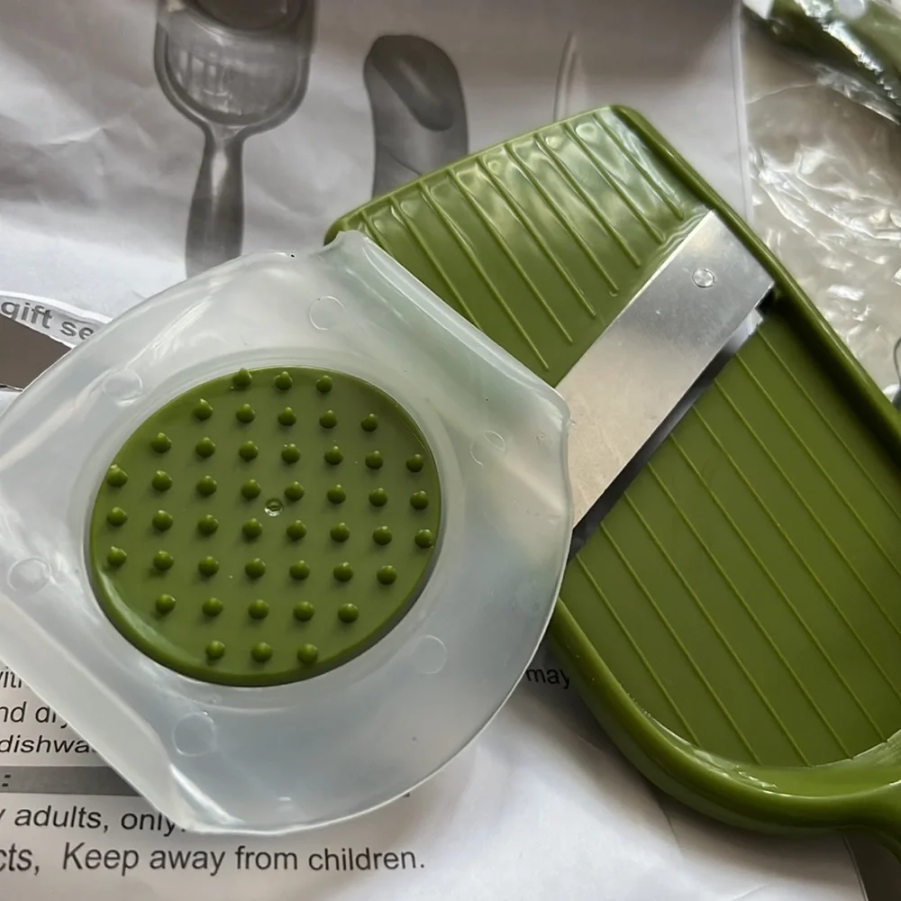 3 piece set kitchen tools: mandolin slicer, can opener and paring knife New